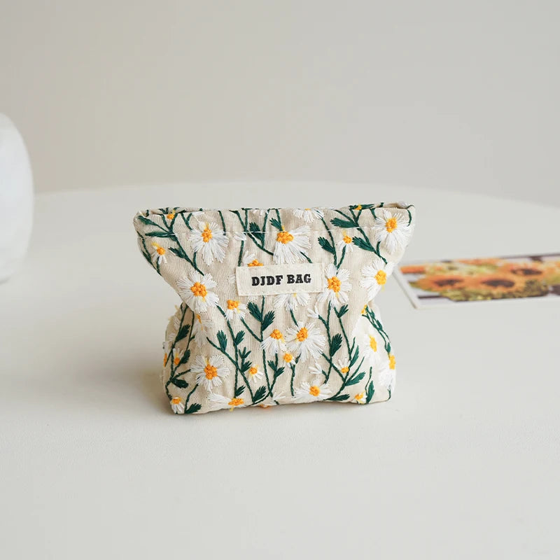 White Embroidery Daisy Women's Makeup Bag Portable Coin Purse Key Case Cosmetics Lipstick Storage Bag Commuter Liner Bag Ins