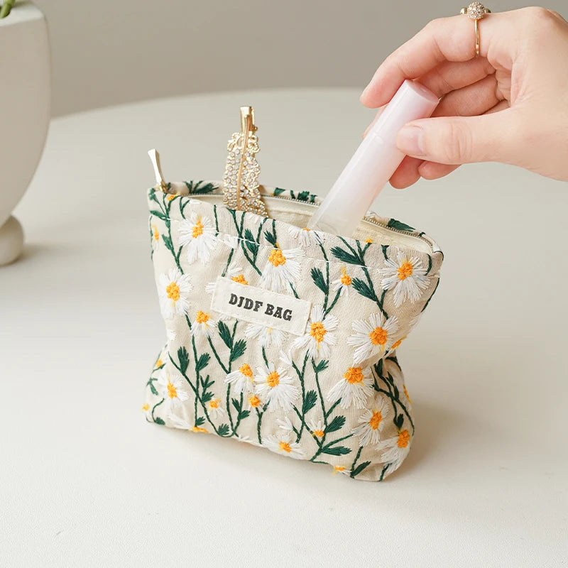 White Embroidery Daisy Women's Makeup Bag Portable Coin Purse Key Case Cosmetics Lipstick Storage Bag Commuter Liner Bag Ins